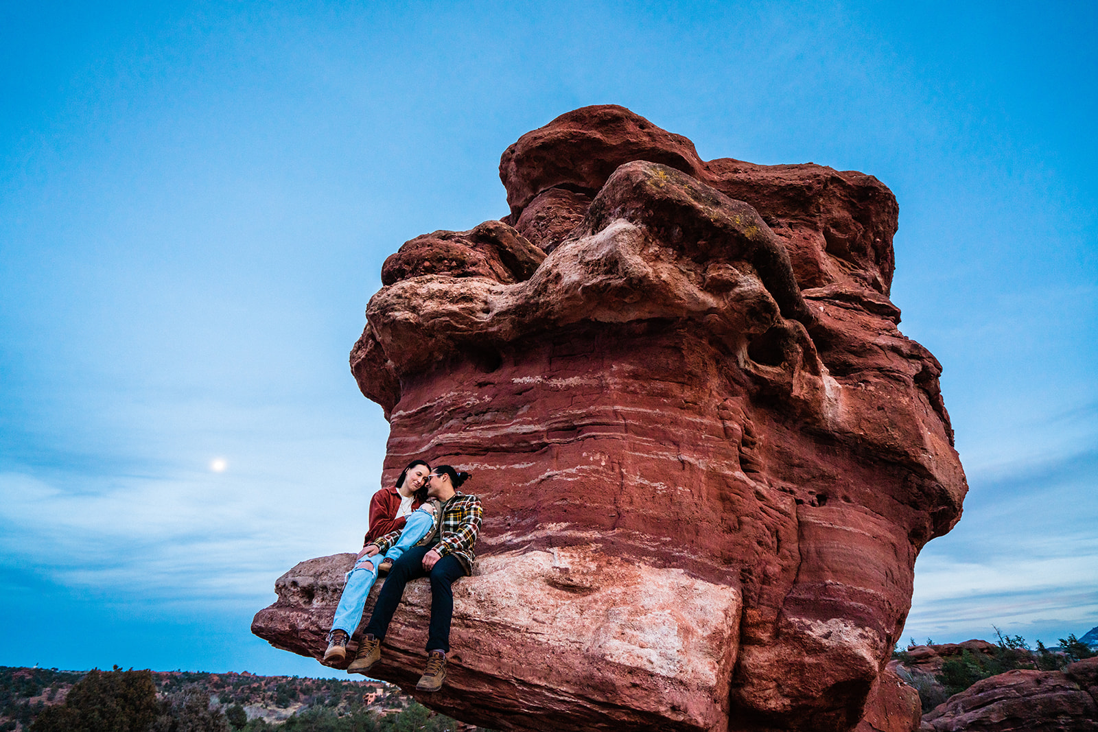 Outdoor engagement photos at the Garden of the Gods