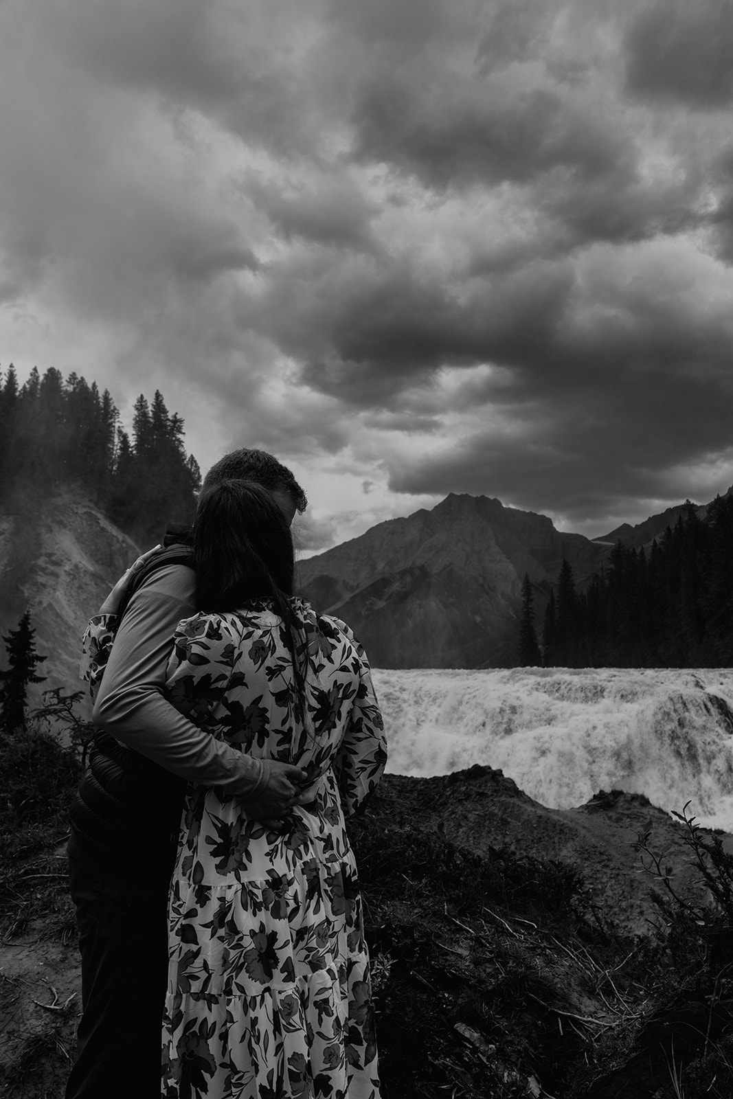 Black and white photo of bride and groom staring off into the distance at the Canada mountains